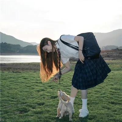 赤裸并存在著